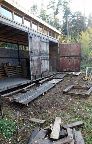 Trappan tillverkas av <br>gamla potatislådor.