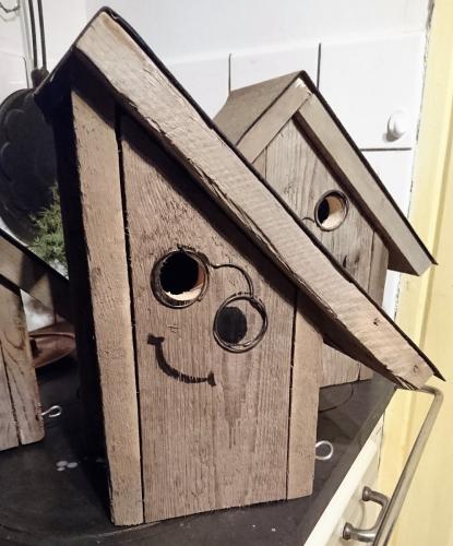 Fågelholk av brädor från potatislådor. 250kr