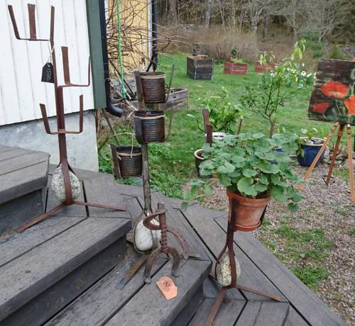 Krukhållare på trappen upp till verandan